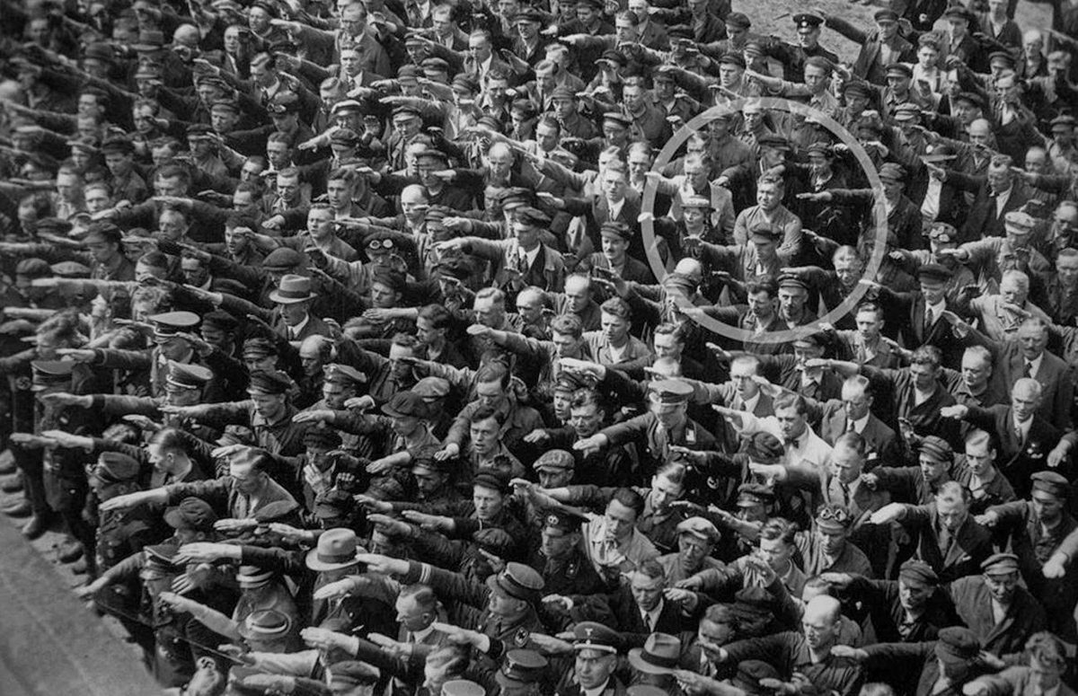 Ενας άντρας ανάμεσα σε εκαντοντάδες αντιστέκεται και δεν κάνει τον ναζιστικό χαιρετισμό σε συγκέντρωση, στην οποία ήταν παρών και ο Χίτλερ