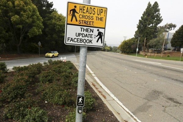 Ευφάνταστα μηνύματα σκαρφίστηκαν στην Καλιφόρνια για να προειδοποιήσουν τους αφηρημένους περιπατητές