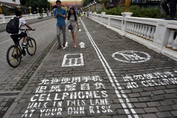 Μια πόλη στην Κίνα δημιουργήσε λωρίδα αφηρημένων χρηστών έξυπνων κινητών. 