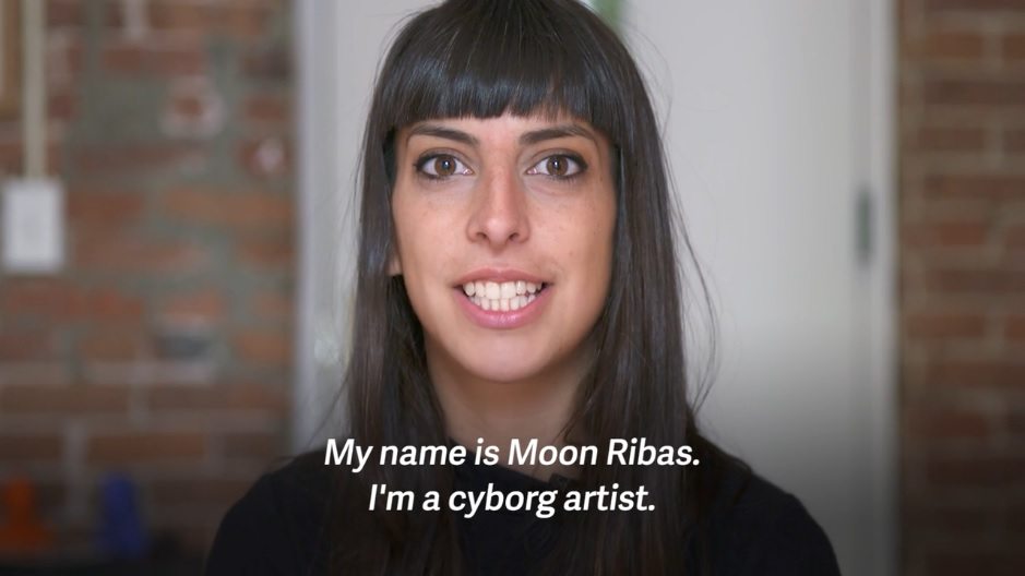 Η χορεύτρια που λικνίζεται στον ρυθμό σεισμικών δονήσεων