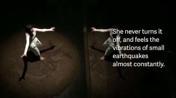 Οι δονήσεις μεταδίδονται στο μαγνητικό τσιπ που έχει στο μπράτσο της, χαρίζοντας έμπνευση για τις χορογραφίες της (/Moon Ribas)