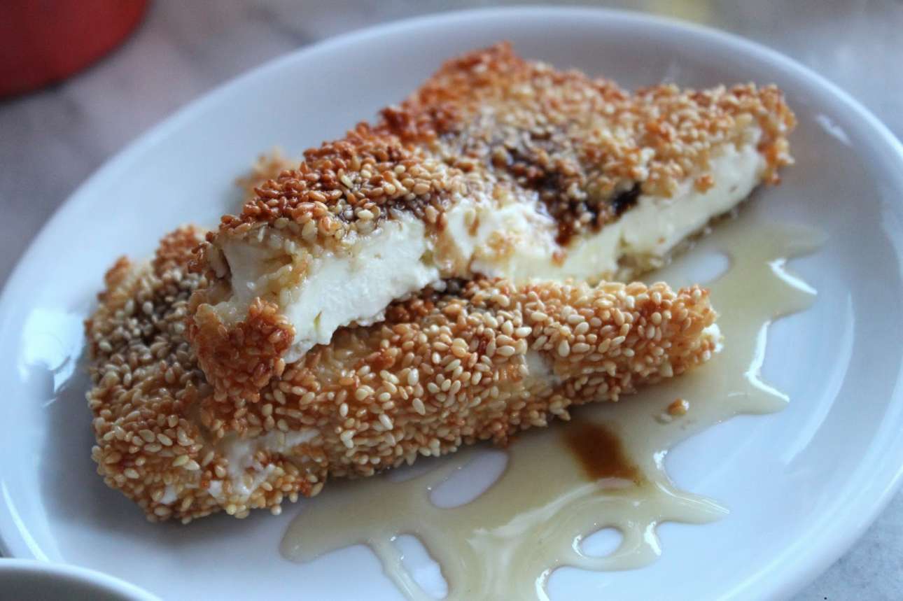«Σουσάμι άνοιξε»: τραγανή φέτα με μέλι