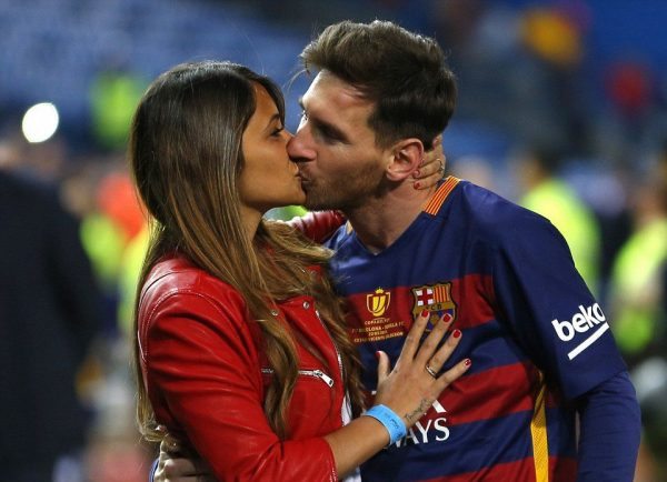 Lionel-Messi-kissing