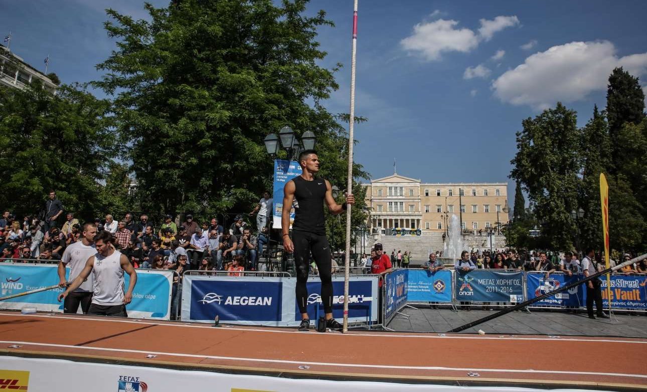 Αλμα επί κοντώ με φόντο τη Βουλή