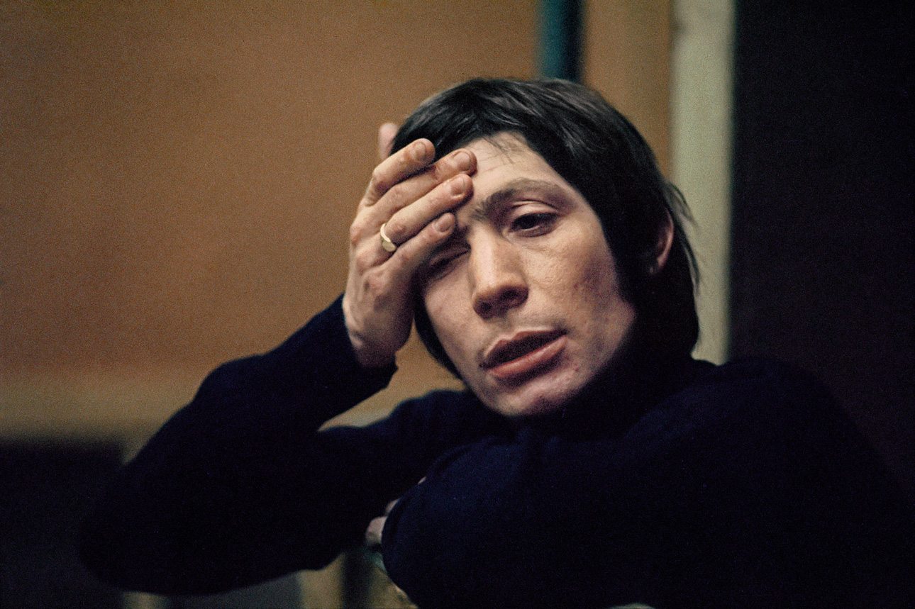 Ο Τσάρλι Γουάτς, εμφανώς κουρασμένος, κατά τη διάρκεια της ηχογράφησης του άλμπουμ Satanic Majesties στα Olympic Studios, στο Λονδίνο το 1967