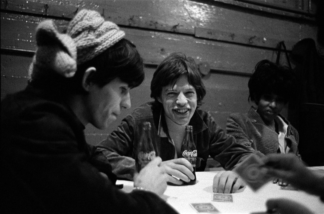 Ο Κιθ Ριτσαρντς, ο Μικ Τζάγκερ και η τραγουδίστρια Νόνα Χέντριξ παίζουν πόκερ και πίνουν αναψυκτικό στα παρασκήνια