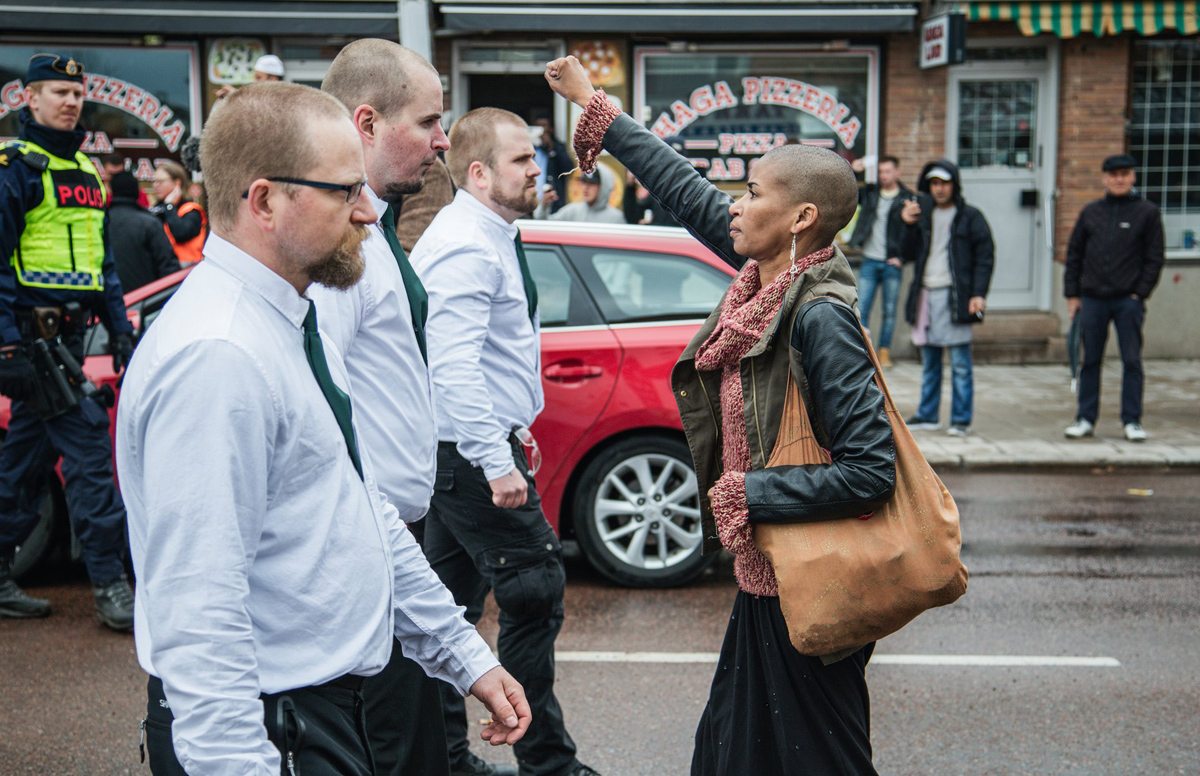 Η Τες Ασπλουντ, η γυναίκα που στάθηκε μόνη και ύψωσε τη γροθιά της εναντίον της πορείας νεοναζί στη Σουηδία, έγινε στιγμαία σύμβολο κατά του φασισμού και του ρατσισμού
