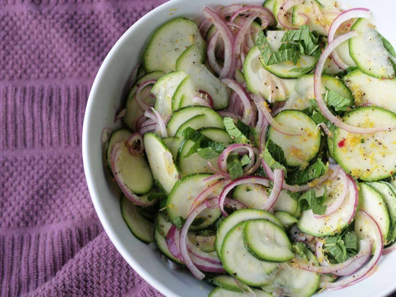 Ωμά κολοκυθάκια σαλάτα