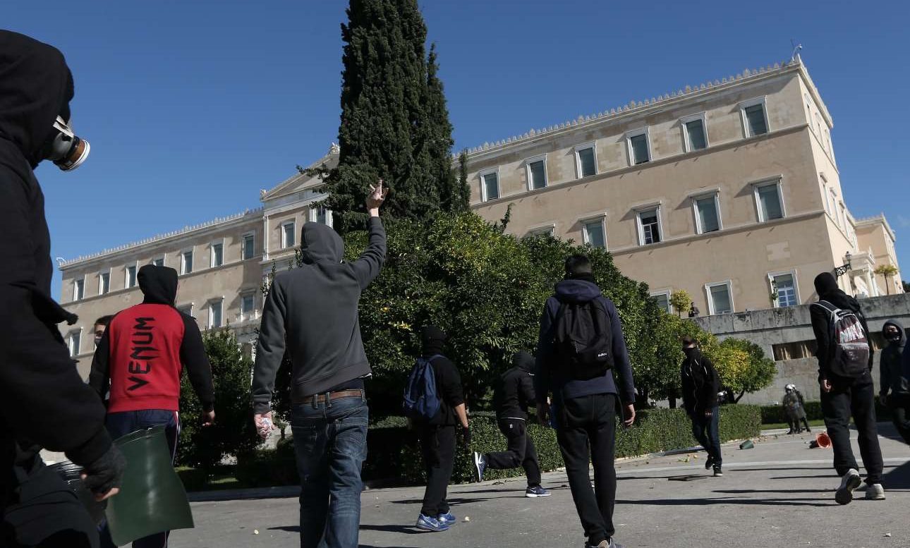 Η μουτζούρα στο συμβόλαιο του Νίκου Φίλη