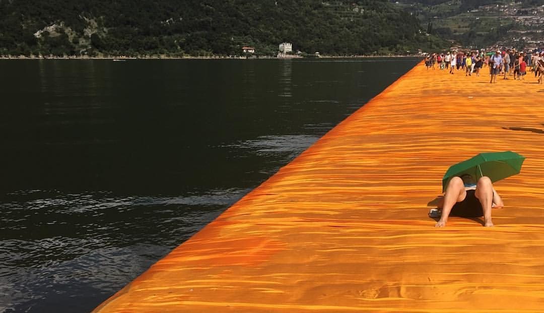 Τα «Πλωτά μονοπάτια» του Κρίστο άναψαν φωτιές στην Ιταλία