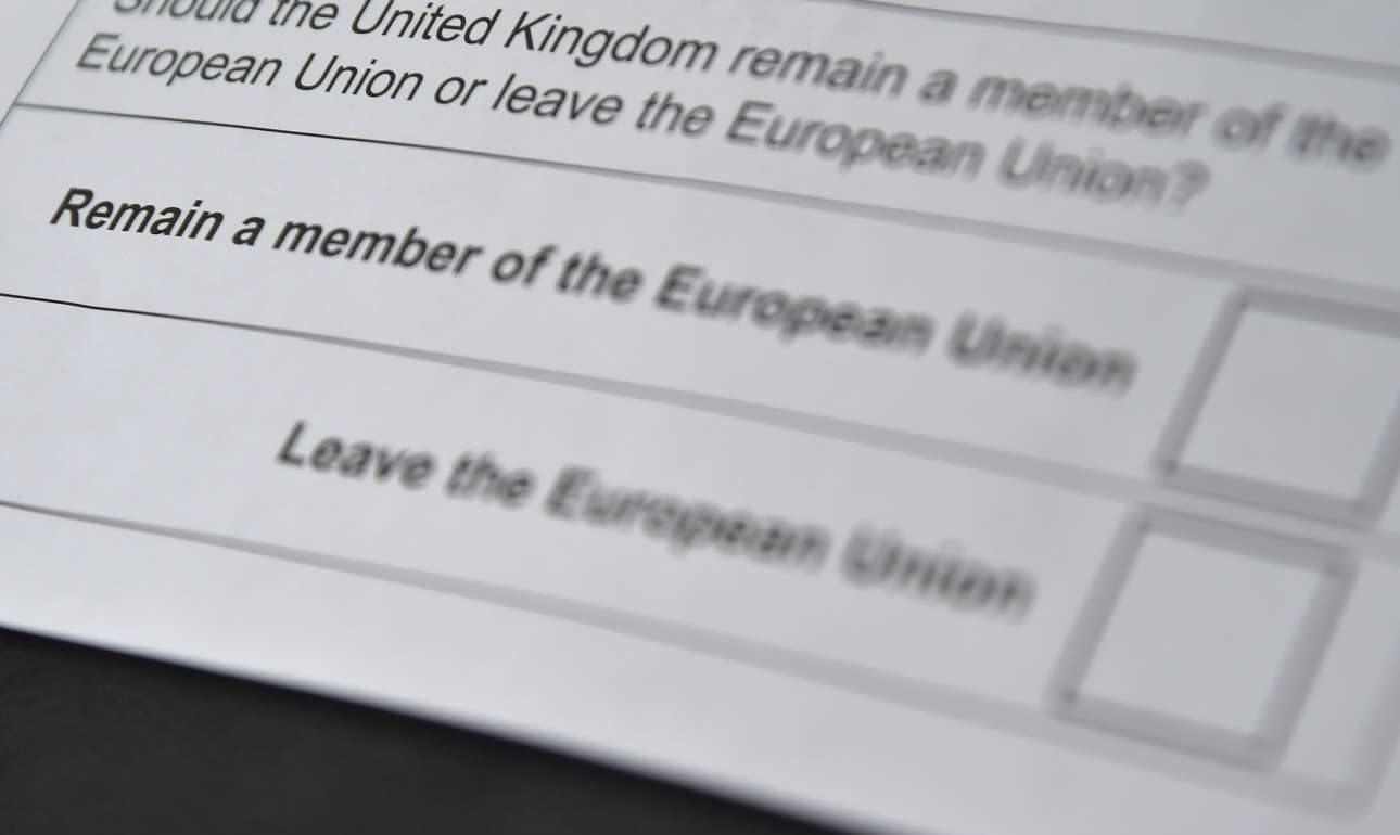 Δημοσκοπική κεφαλή για το Brexit, οι αγορές τρομάζουν