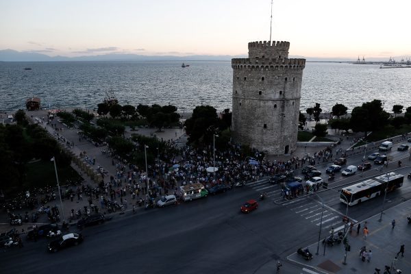 Anti-government rally of the movement `Paraititheite` (Resign) in the White Tower of Thessaloniki, Greece on June 15, 2016. / Αντικυβερνητική συγκέντρωση του κινήματος «Παραιτηθείτε» στον Λευκό Πύργο, Θεσσαλονίκη στις 15 Ιουνίου 2016.