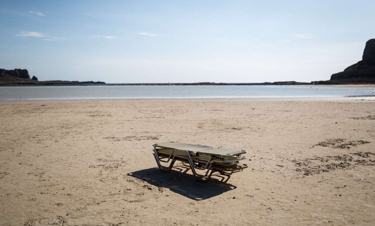 Η ξαπλώστρα και η απλήρωτη ΔΕΗ
