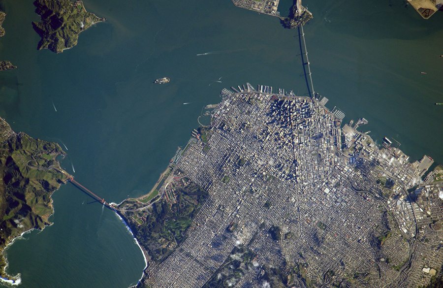 Το Σαν Φρανσίσκο της Καλιφόρνια. Αριστερά διακρίνεται η περίφημη γέφυρα Γκόλντεν Γκέιτ