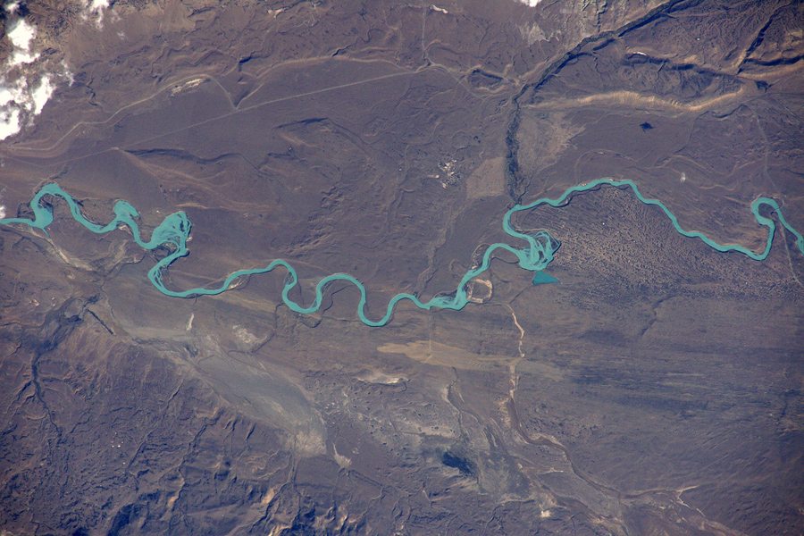 Ενα πανέμορφο καταγάλανο ποτάμι ρέει προς την παγωμένη Παταγονία της Νότιας Αμερικής. Η φωτογραφία τραβήχτηκε πάνω από την επαρχία Σάντα Κρουζ της Αργεντινής