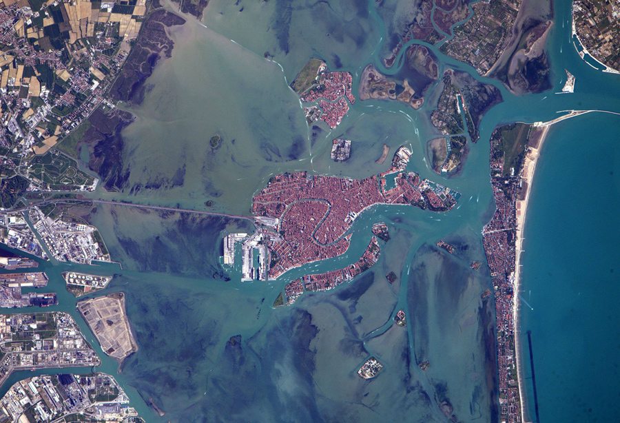 Η μοναδική Βενετία. Η πόλη που είναι χτισμένη πάνω σε μια ομάδα 118 μικρών νησιών που χωρίζονται από κανάλια και ενώνονται μεταξύ τους με γέφυρες