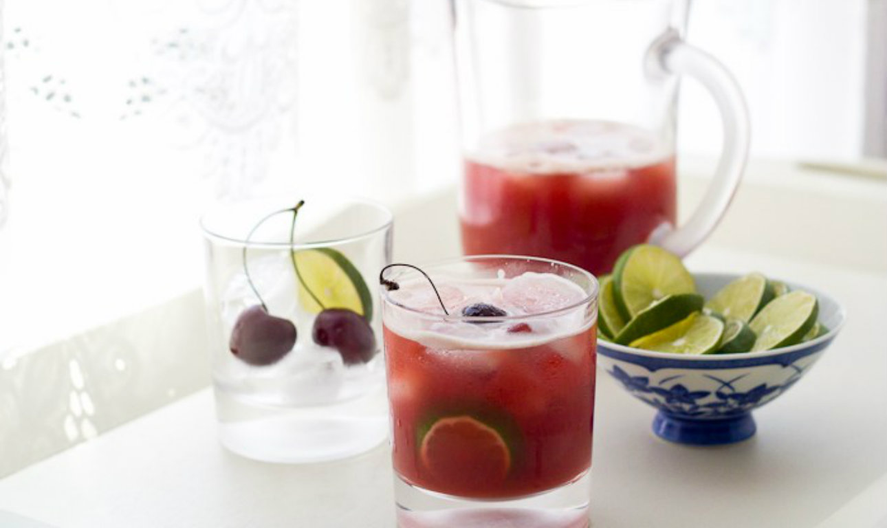 Κεράσια και λάιμ με πάγο στο μπλέντερ