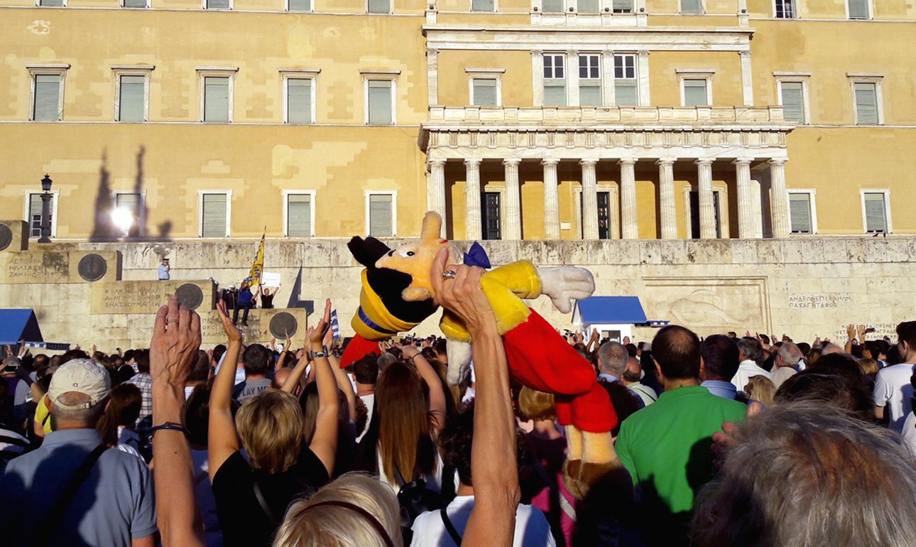 Χιλιάδες κόσμου στις συγκεντρώσεις των «#Παραιτηθείτε»