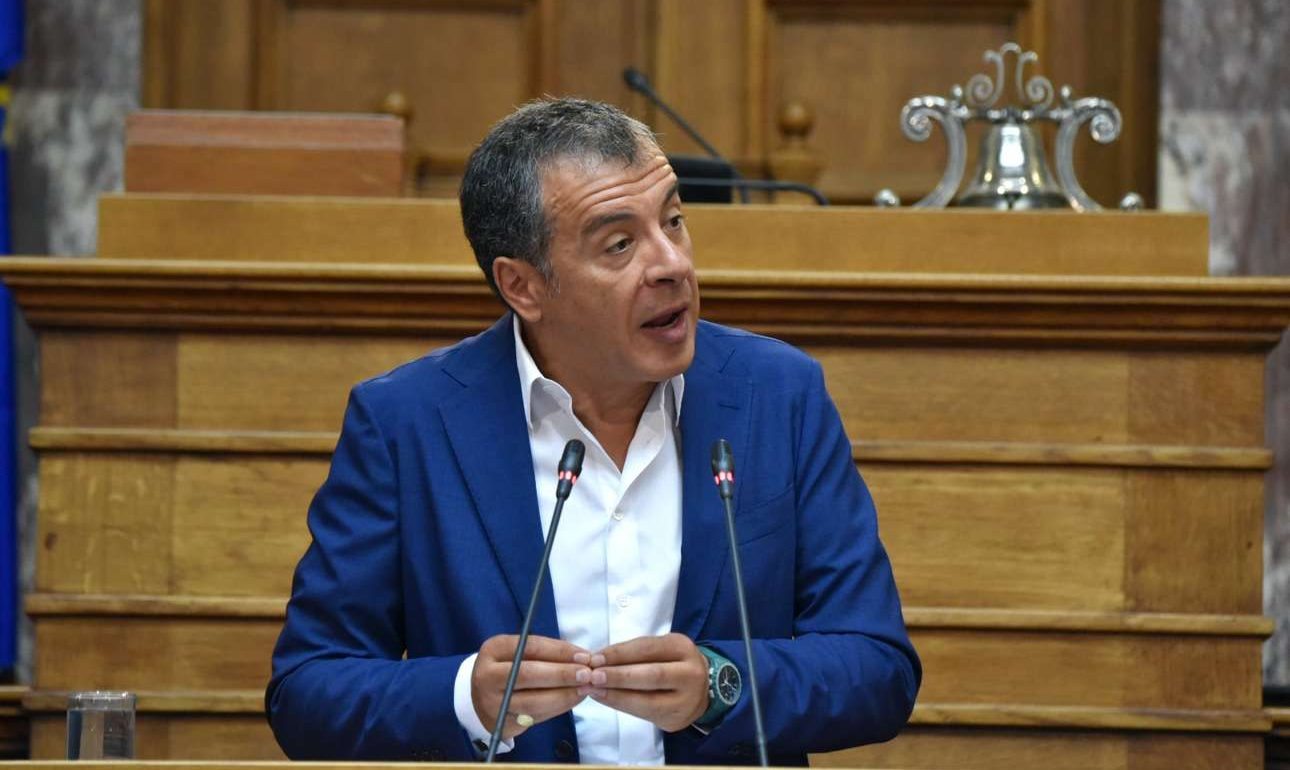 Καβγάς Θεοδωράκη – ΠΑΣΟΚ για τους… «Κολλάδες»