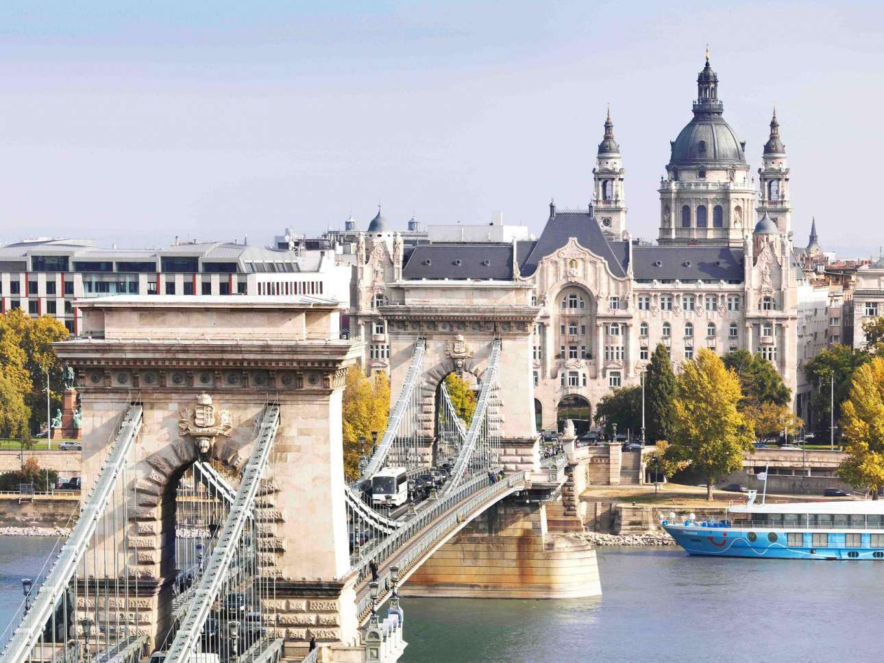 Θυμίζοντας έντονα το ξενοδοχείο «Grand Budapest Hotel» από τη ταινία του Γουές Αντερσον, το μαγευτικό «Gresham Palace» που βρίσκεται στις όχθες του ποταμού Δούναβη στη Βουδαπέστη, αποτελεί ένα θαυμάσιο παράδειγμα Αρτ Νουβό αρχιτεκτονικής