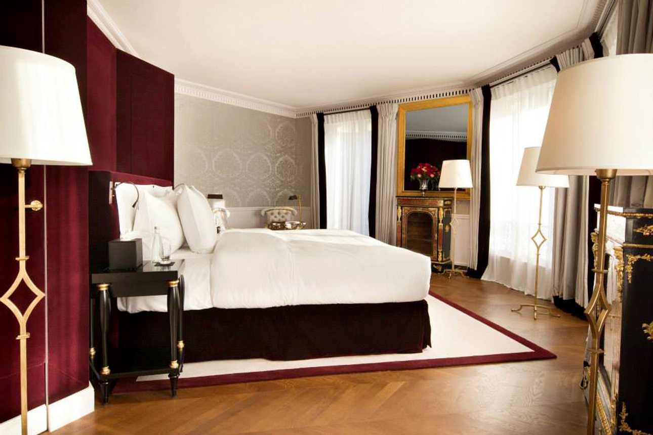 Το ξενοδοχείο «La Réserve» στεγάζεται σε ένα κτίριο του 19ου αιώνα, πρώην κατοικία του σχεδιαστή Pierre Cardin στο κέντρο του Παρισιού και από τα δωμάτια του βλέπει κανείς όλα τα διάσημα αξιοθέατα της πόλης