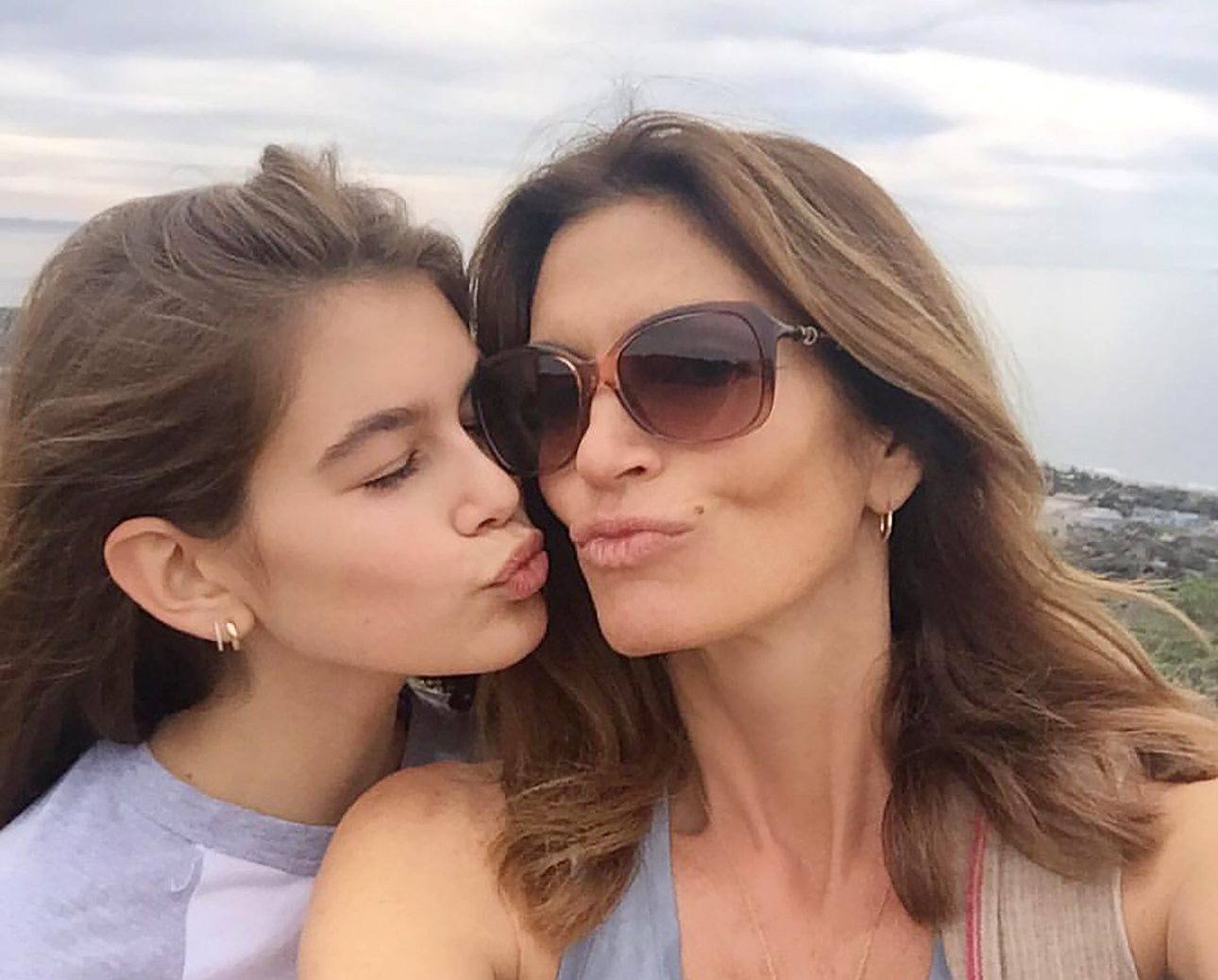 Ομορφες μαμάδες και κόρες ομορφότερες