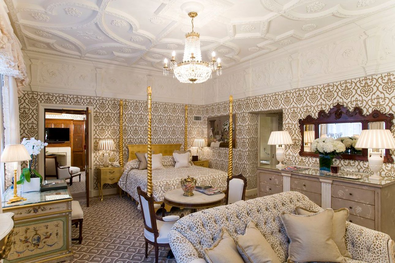 Οι σουίτες πέντε αστέρων του «Milestone Hotel» με θέα το Χάιντ Παρκ, μοιάζουν σαν παραμυθένια βασιλικά δωμάτια