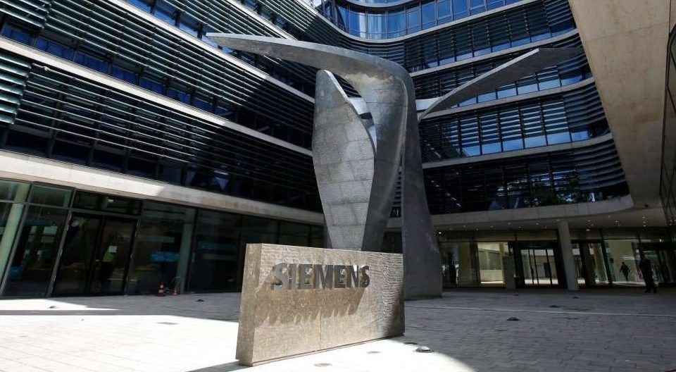 Χαμένοι στη μετάφραση/ ΥΠΕΞ «καρφώνει» Δικαιοσύνη για την αναβολή της δίκης Siemens