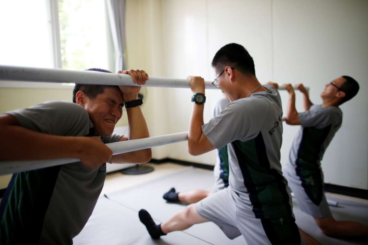 Παρά την πολύ σκληρή τους εκπαίδευση στην μάχη, οι στρατιώτες δείχνουν να δυσκολεύονται σε μερικές ασκήσεις χορού