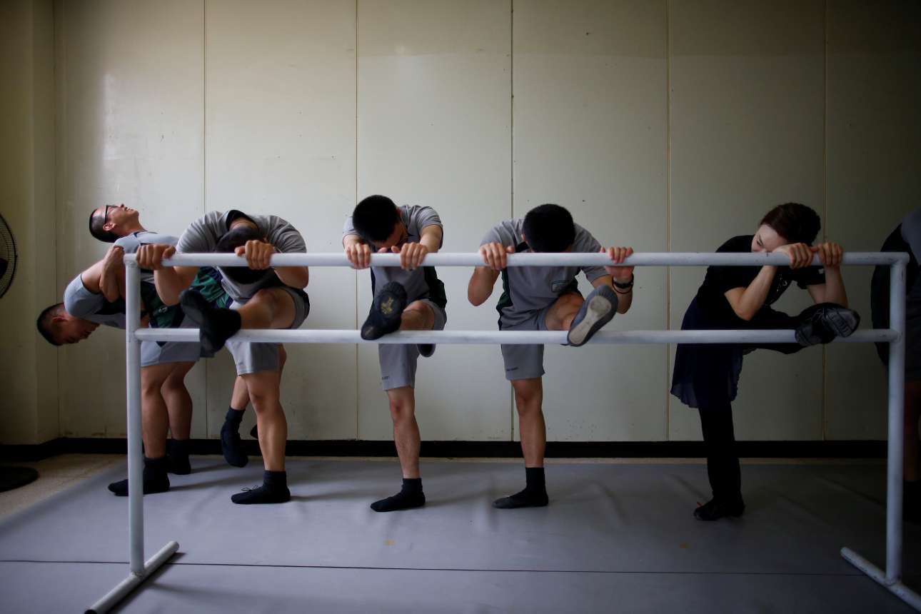 Η δασκάλα μπαλέτου και οι στρατιώτες - χορευτές σε ασκήσεις ευελιξίας