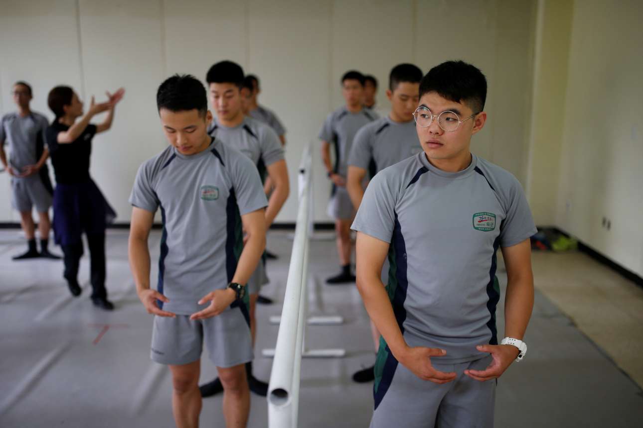 Τα μαθήματα χορού γίνονται στο στρατόπεδο που βρίσκεται μία ανάσα από τα σύνορα που χωρίζουν τις δύο Κορέες