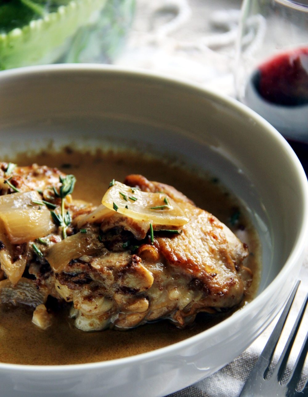 Σκορδάτο κοτόπουλο, βρασμένο σε λευκό κρασί