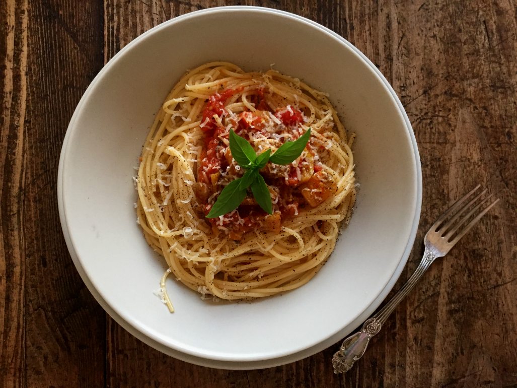 Μακαρονάδα με σάλτσα άσπρης μελιτζάνας