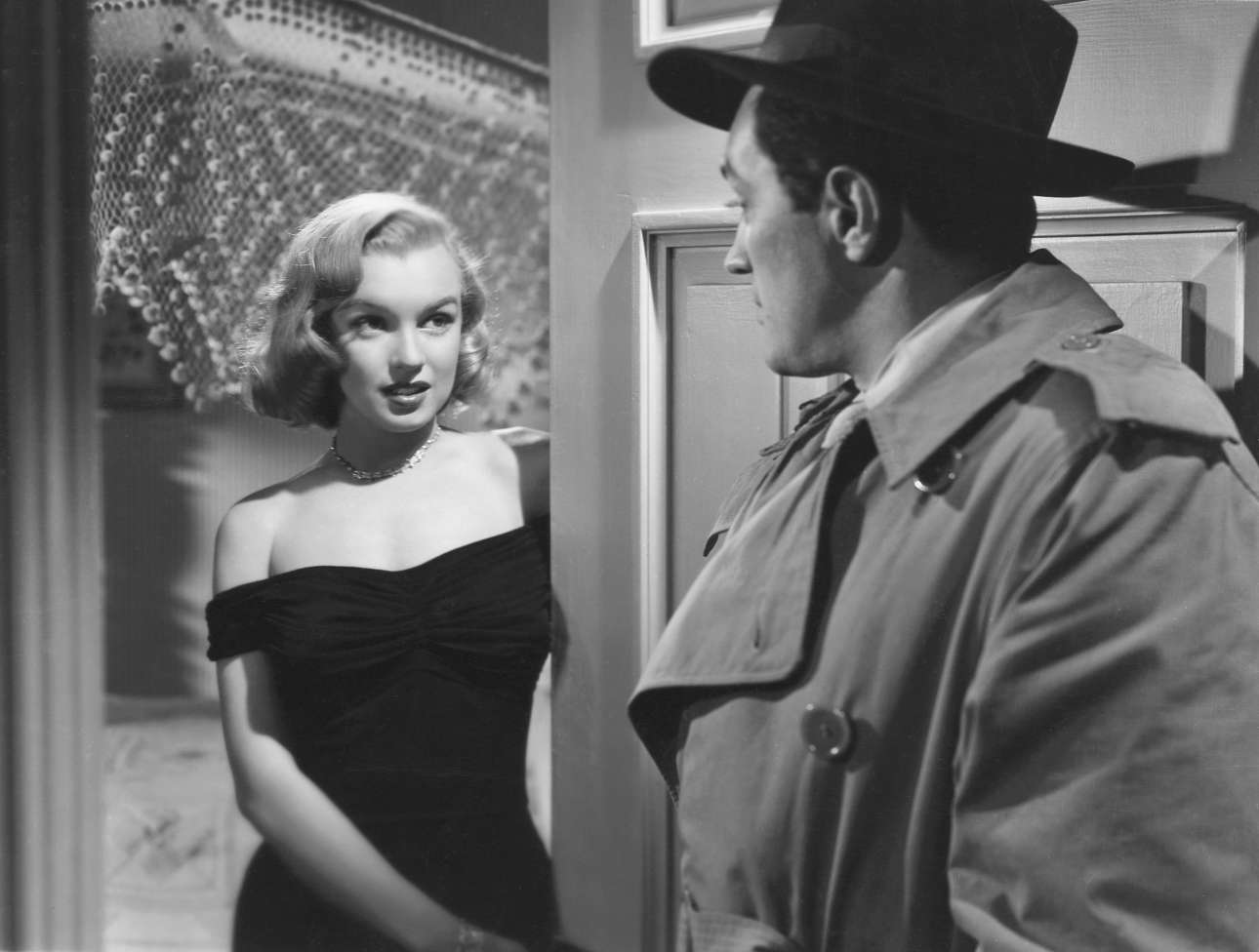 Η Μονρόε στην ταινία του Τζον Χιούστον «Η ζούγκλα της Ασφάλτου» το 1950, όπου υποδυόταν την ερωμένη ενός γκάνγκστερ. Ηταν από τις πρώτες ερμηνείες της που έκανε τους κριτικούς να την προσέξουν