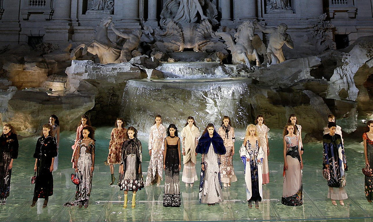 H επίδειξη του Fendi στη Φοντάνα ντι Τρέβι έκανε έξαλλους τους φιλόζωους