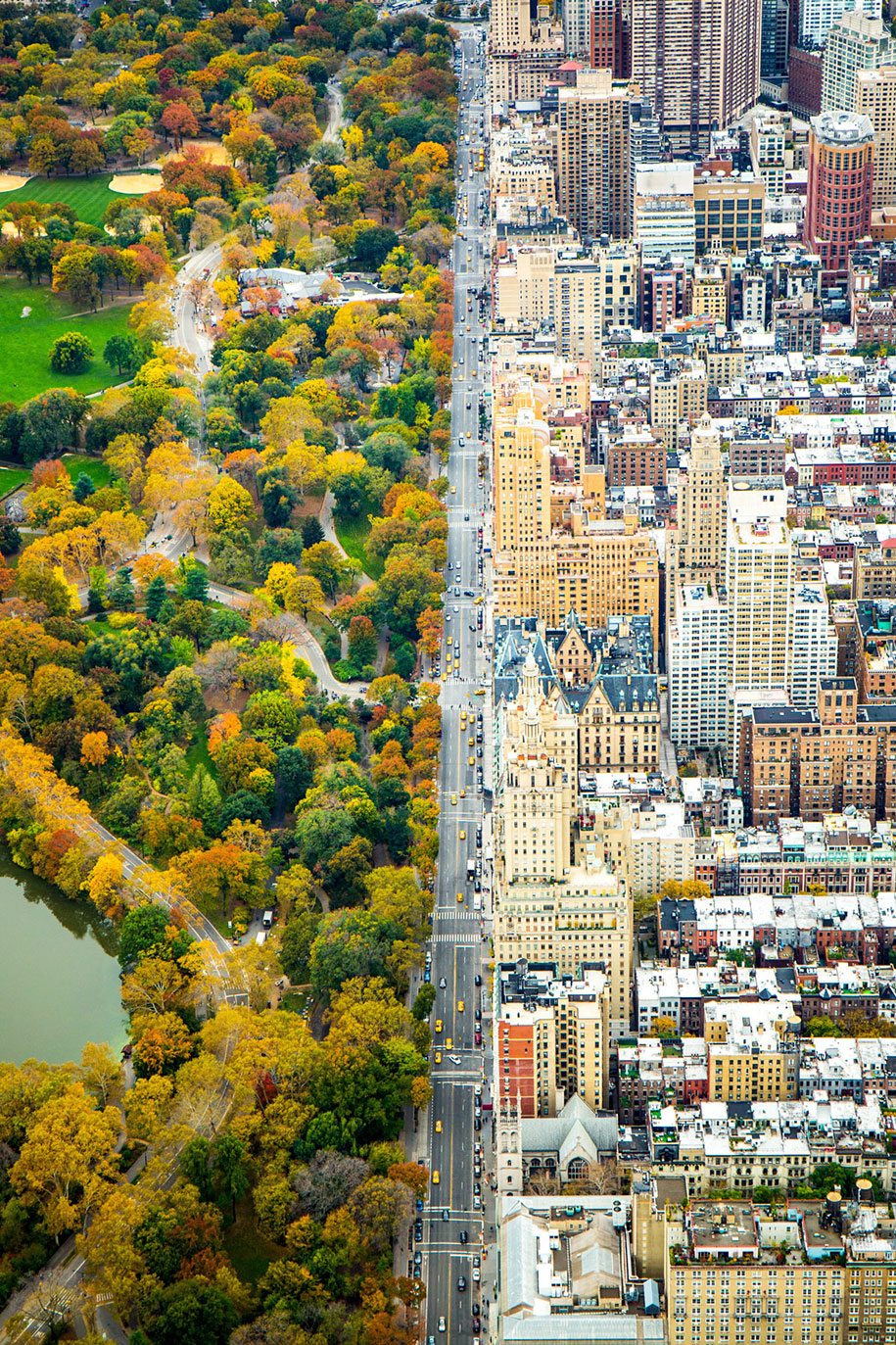 Τιμητική Διάκριση, κατηγορία Πόλεις: «Το χώρισμα». Αεροφωτογραφία τραβηγμένη μέσα από ελικόπτερο που δείχνει το Σέντραλ Παρκ και τις διαφορετικές αρχιτεκτονικές που επικρατούν στο Μανχάταν της Νέας Υόρκης