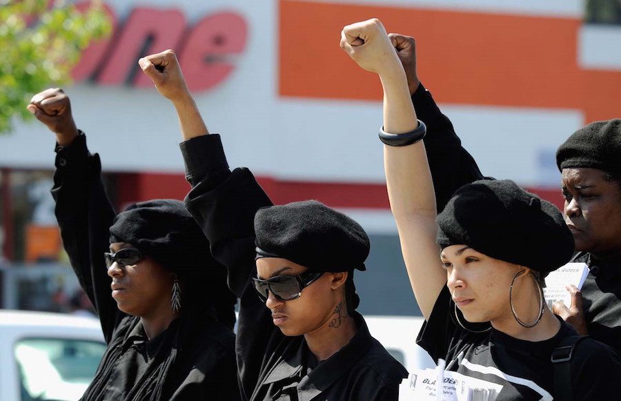 Μέλη της οργάνωσης «Μαύροι Πάνθηρες» διαδηλώνουν στο Λος Αντζελες