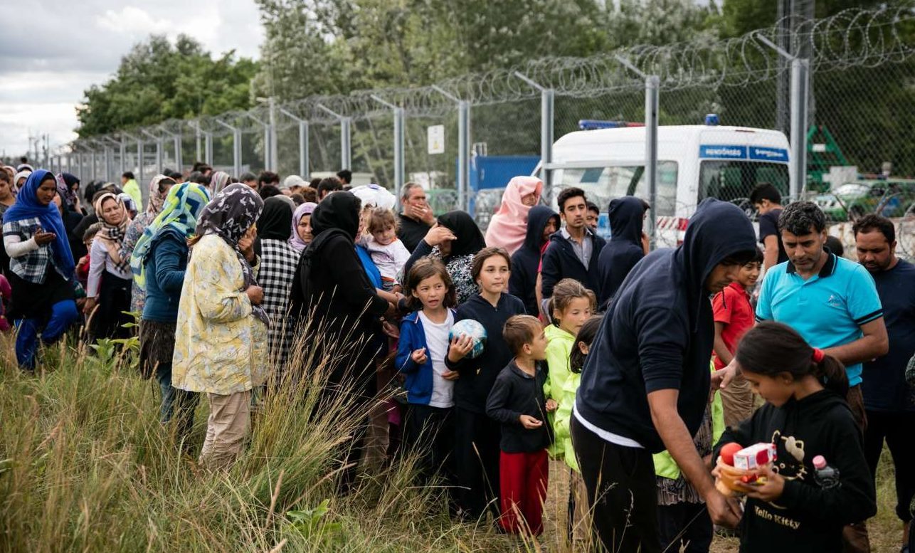 Πληθαίνουν οι πρόσφυγες στα σύνορα Σερβίας - Ουγαρίας Matt Cardy/Getty Images