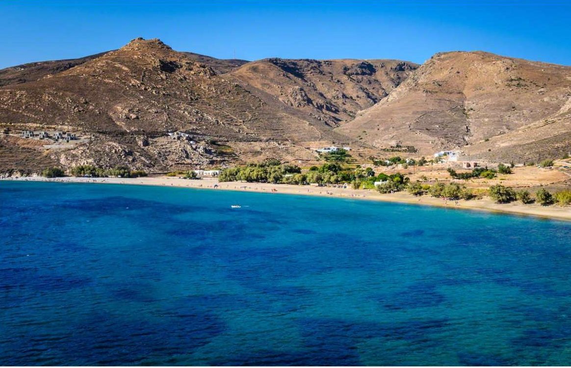 Στη Σέριφο κάτω από το αρμυρίκι