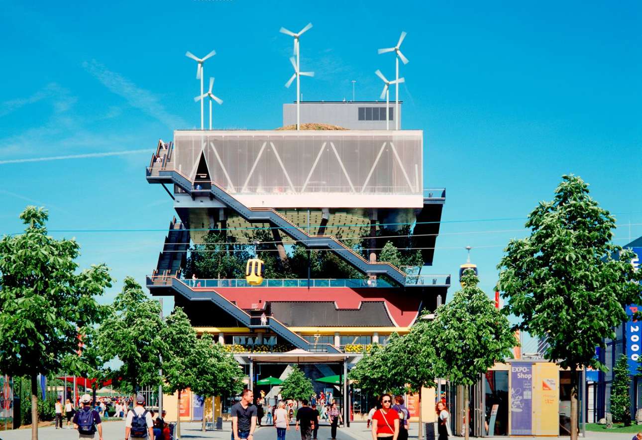 Το ολλανδικό περίπτερο στην EXPO του 2000 στο Ανόβερο, από το αρχιτεκτονικό γραφείο VRDV. Οι διεθνείς εκθέσεις είναι πάντα μια καλή αφορμή για να αναδείξει η κάθε χώρα την αρχιτεκτονική κληρονομιά της. Η ομάδα VRDV έμεινε πιστή στην ολλανική αρχιτεκτονική που θέλει να τροποποιεί τη φύση, προσθέτοντας επίπεδα πάνω στα οποία μπορούν να φυτρώσουν φυτά και δέντρα. Το πιο εντυπωσιακό στοιχείο του κτιρίου ήταν ο όροφος με τις 35 βελανιδιές