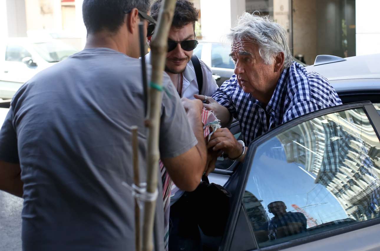 Πώς χειρίζεται σκάφος ένας 77χρονος;