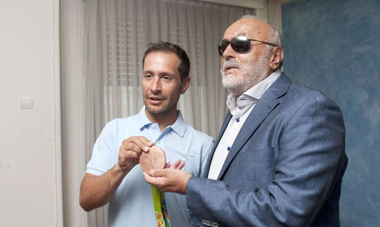 Τους πήρε η μπάρα από κάτω: «Αυγή» κατά Κουρουμπλή για Πύρρο