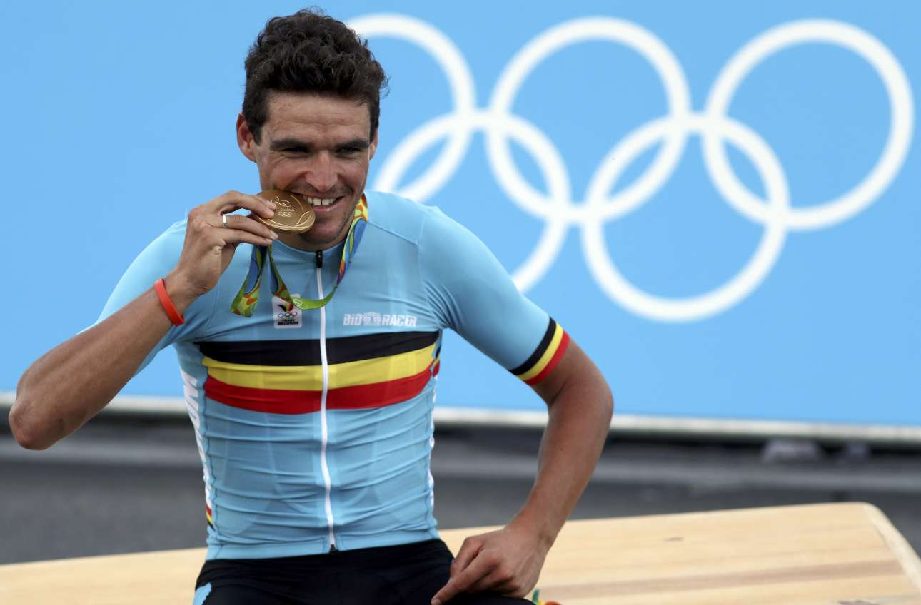 Ο βέλγος ποδηλάτης Γκρεγκ Βαν Αβερματ με το χρυσό μετάλλιο για τη νίκη του στη ποδηλασία δρόμου