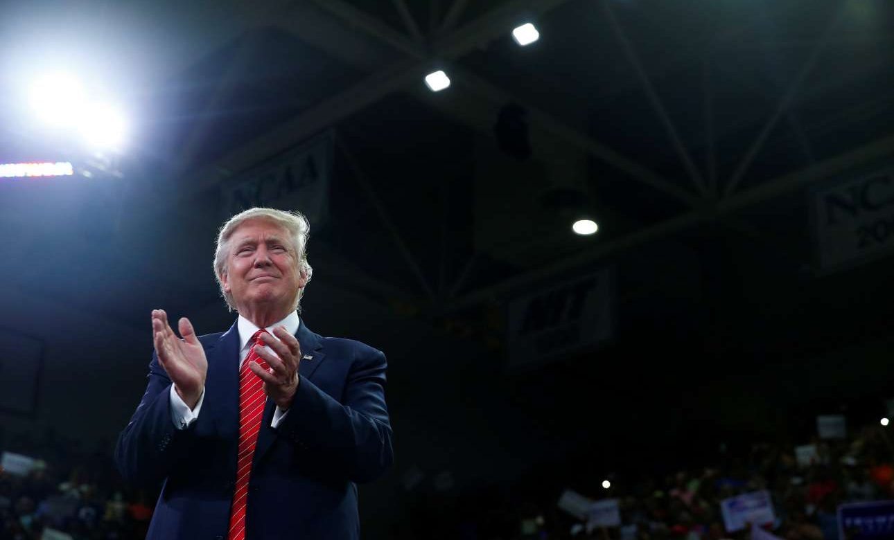 Ο Τραμπ ξεπερνά τα όρια προτείνοντας… δολοφονία της Χίλαρι