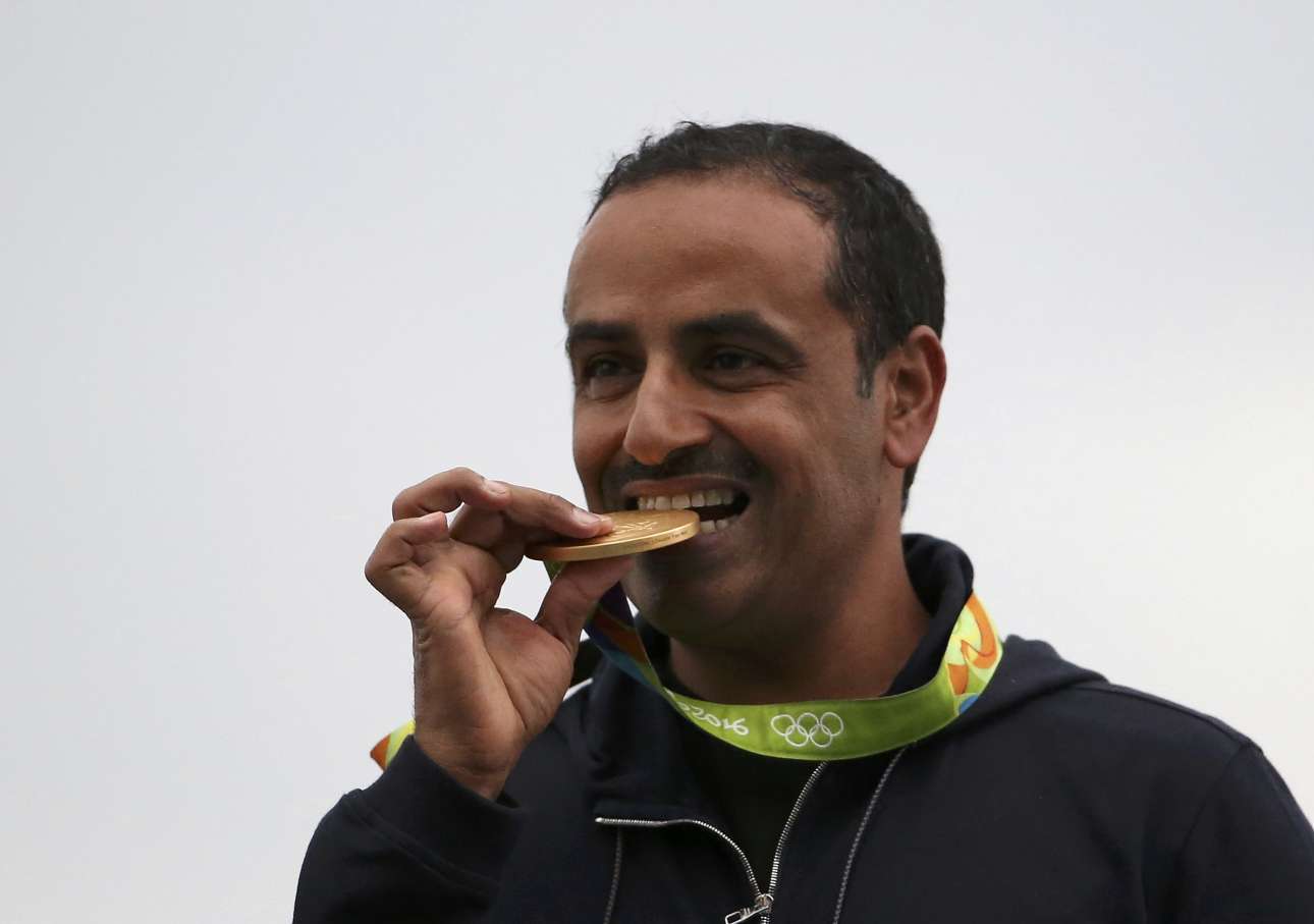 Ο Φεχαϊντ Αλντιχάνι, ο οποίος αγωνίστηκε ως ανεξάρτητος αθλητής από το Κουβέιτ μαζί με την Ολυμπιακή Προσφυγική Ομάδα,  με το χρυσό μετάλλιο που κατέκτησε στην σκοποβολή ανάμεσα στα δόντια του