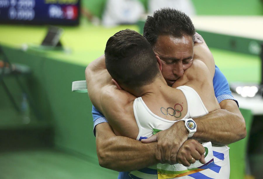 Αθλητής και προπονητής αγκαλιάζονται μετά την προσπάθεια