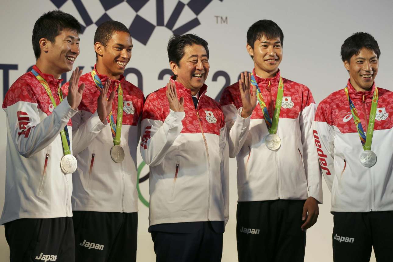 O ιάπωνας πρωθυπουργός πόζαρε με την ανδρική ομάδα κολύμβησης 4x100 που κατέκτησε το ασημένιο μετάλλιο στο Ρίο