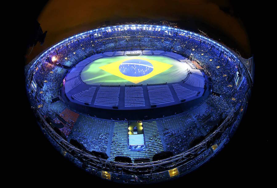 Το Μαρακανά από ψηλά με τη σημαία της Βραζιλίας στον αγωνιστικό χώρο