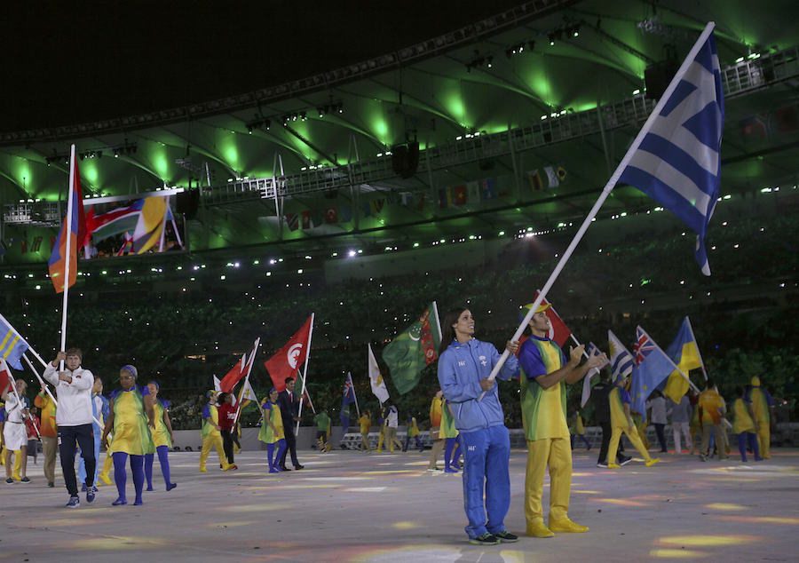 Η Κατερίνα Στεφανίδη με την ελληνική σημαία, πρώτη σημαιοφόρος