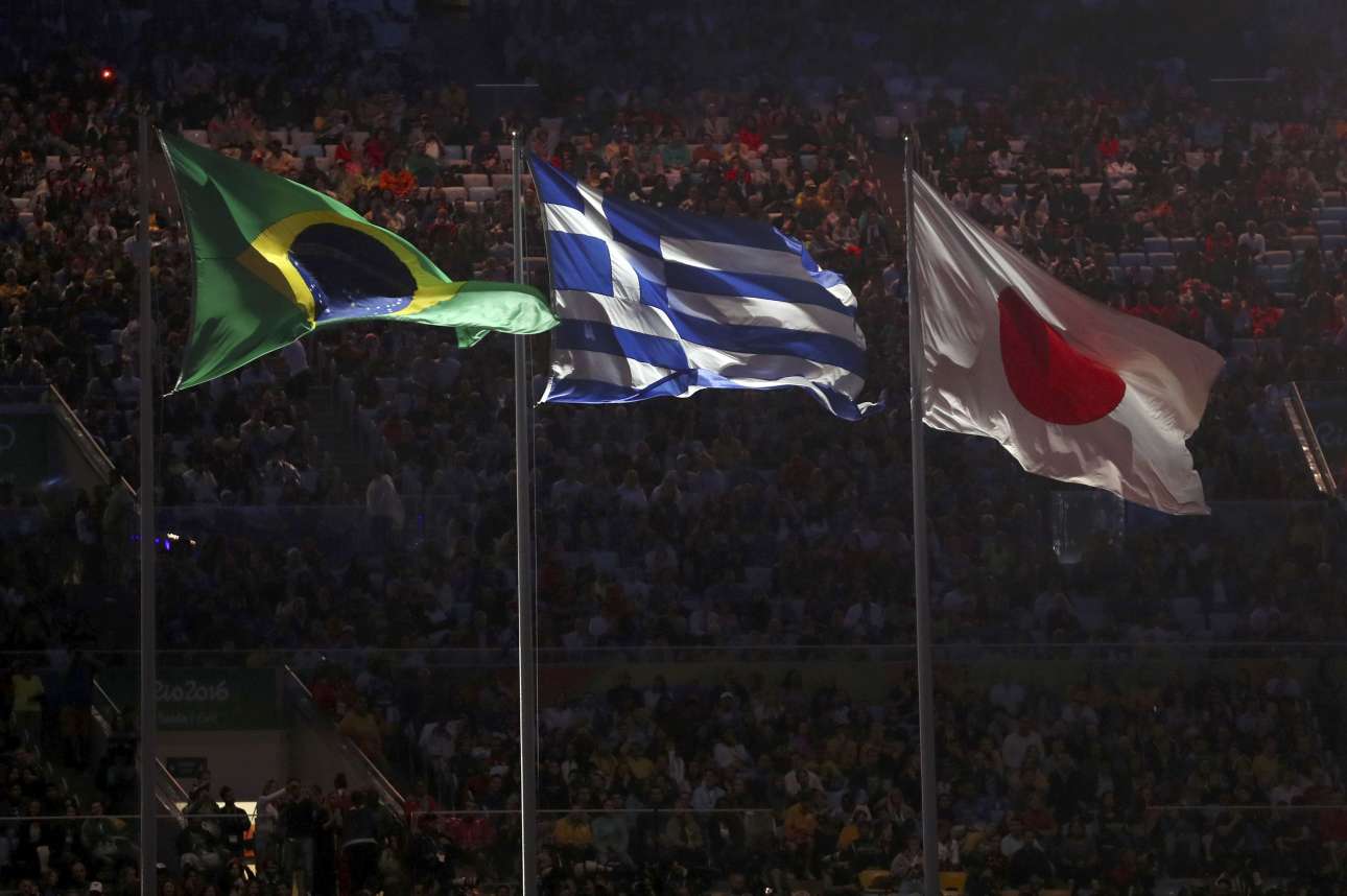 Η ελληνική σημαία κυματίζει ανάμεσα στη βραζιλιάνικη και την ιαπωνική μέσα στο στάδιο Μαρακανά